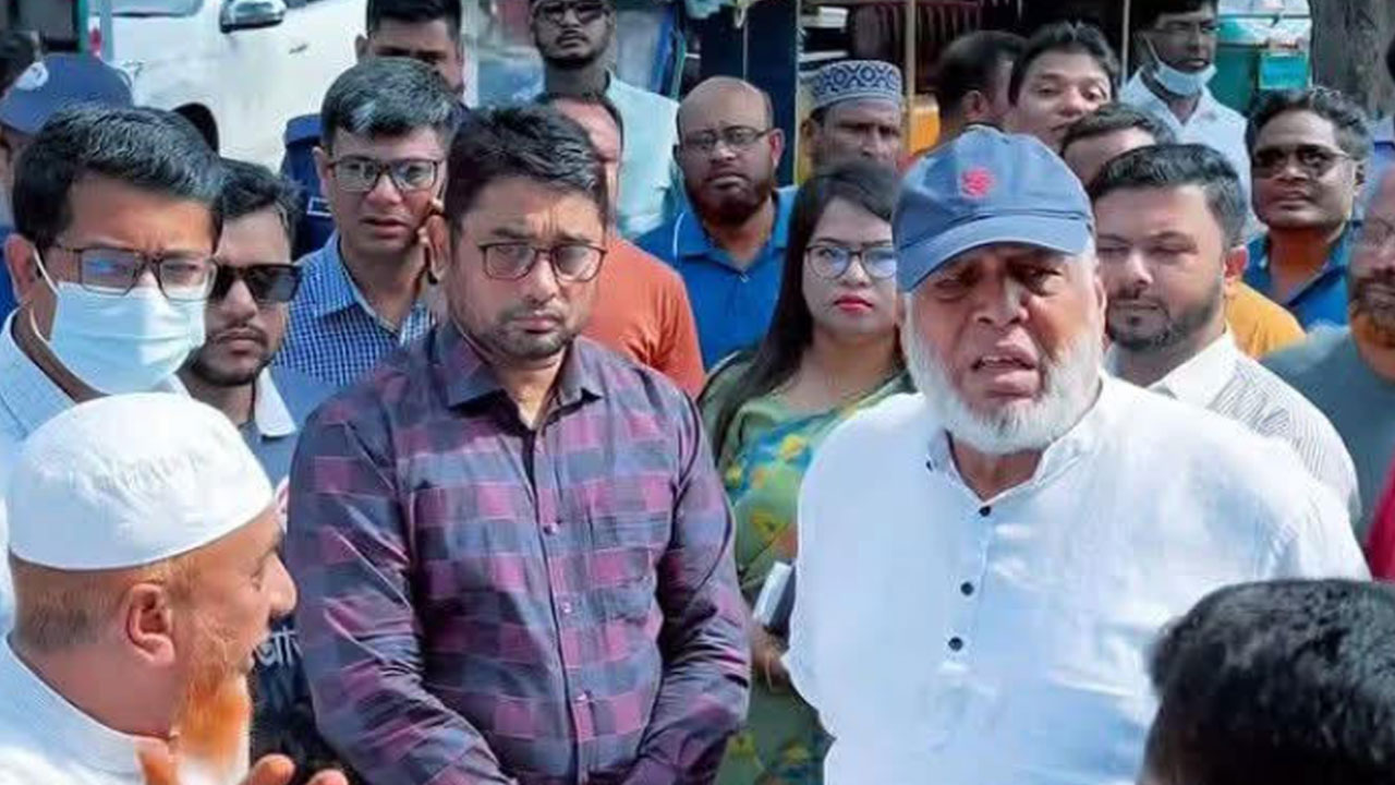 যানজটে আটকে মোটরসাইকেলে উপদেষ্টা, দায়ী করলেন ট্রাফিক অব্যবস্থাপনাকে