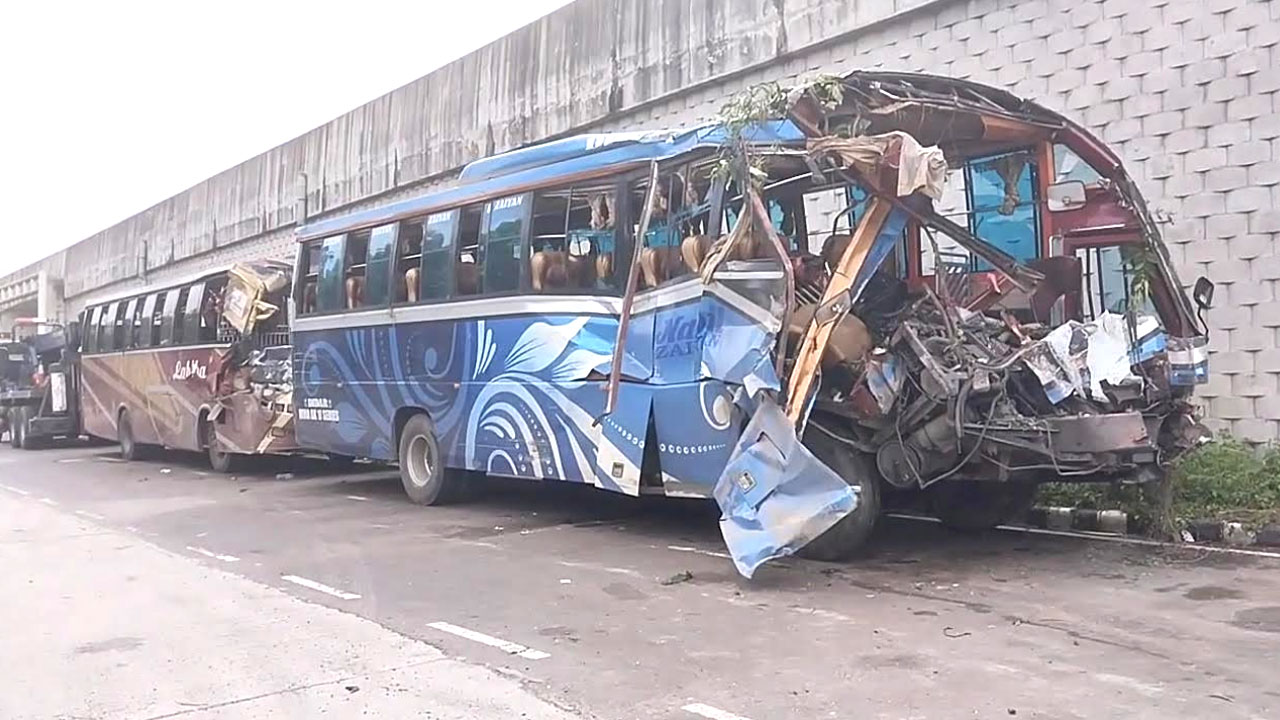 এক্সপ্রেসওয়েতে ৩ যানবাহনের সংঘর্ষ, নিহত ১