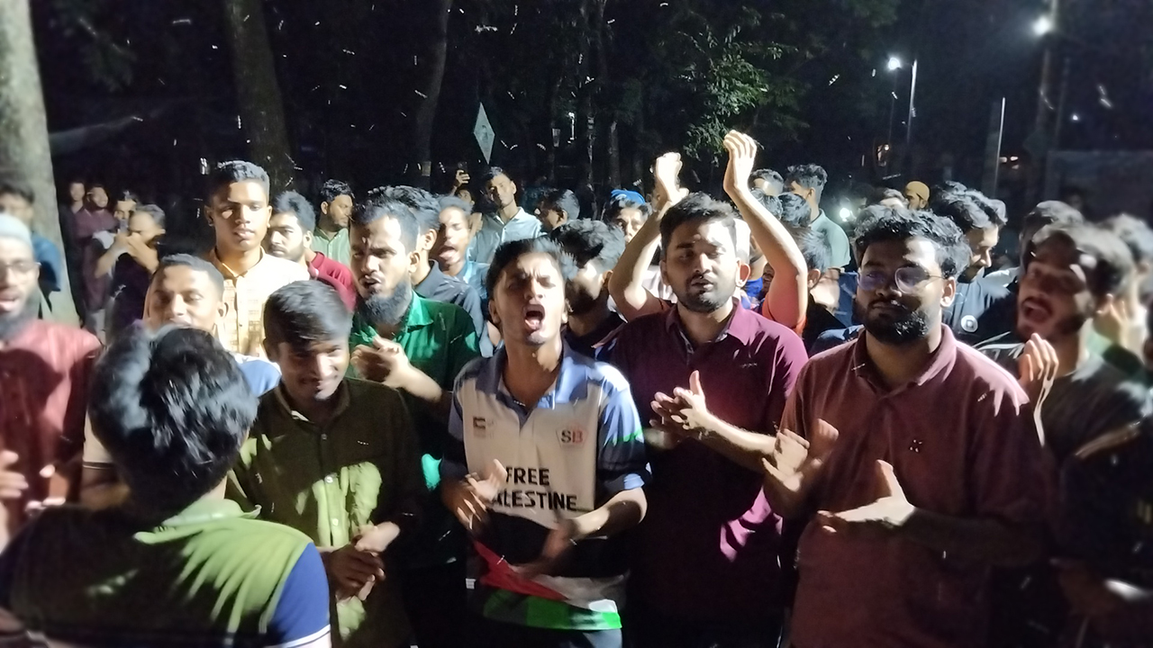 শিক্ষকের ‘বিতর্কিত’ মন্তব্য, রাবিতে মধ্যরাতে বিক্ষোভ