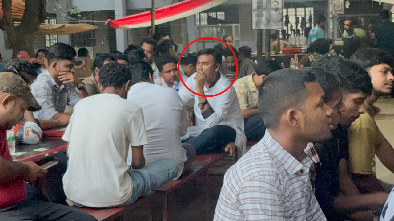 আচরণবিধি লঙ্ঘন করে ক্যাম্পাসে ছাত্রদলের কেন্দ্রীয় নেতা