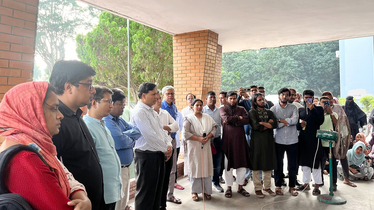 অনশন ভাঙলেন রাবির চিকিৎসা মনোবিজ্ঞান বিভাগের শিক্ষার্থীরা