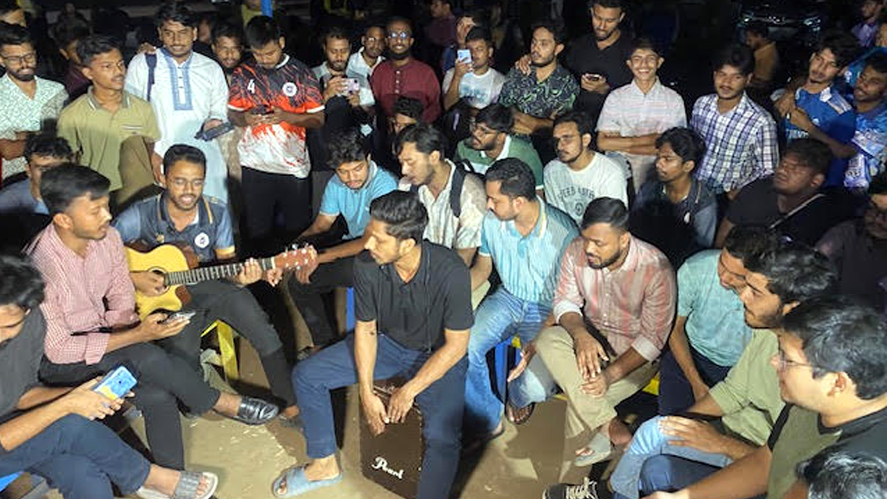 রাকসু নির্বাচন : ভোটের আগের রাতে গানের উৎসবে মেতেছে ভোটাররা