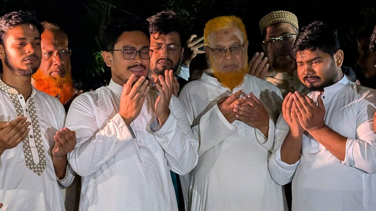 আবরার ফাহাদের কবর জিয়ারতে ডাকসু নেতারা