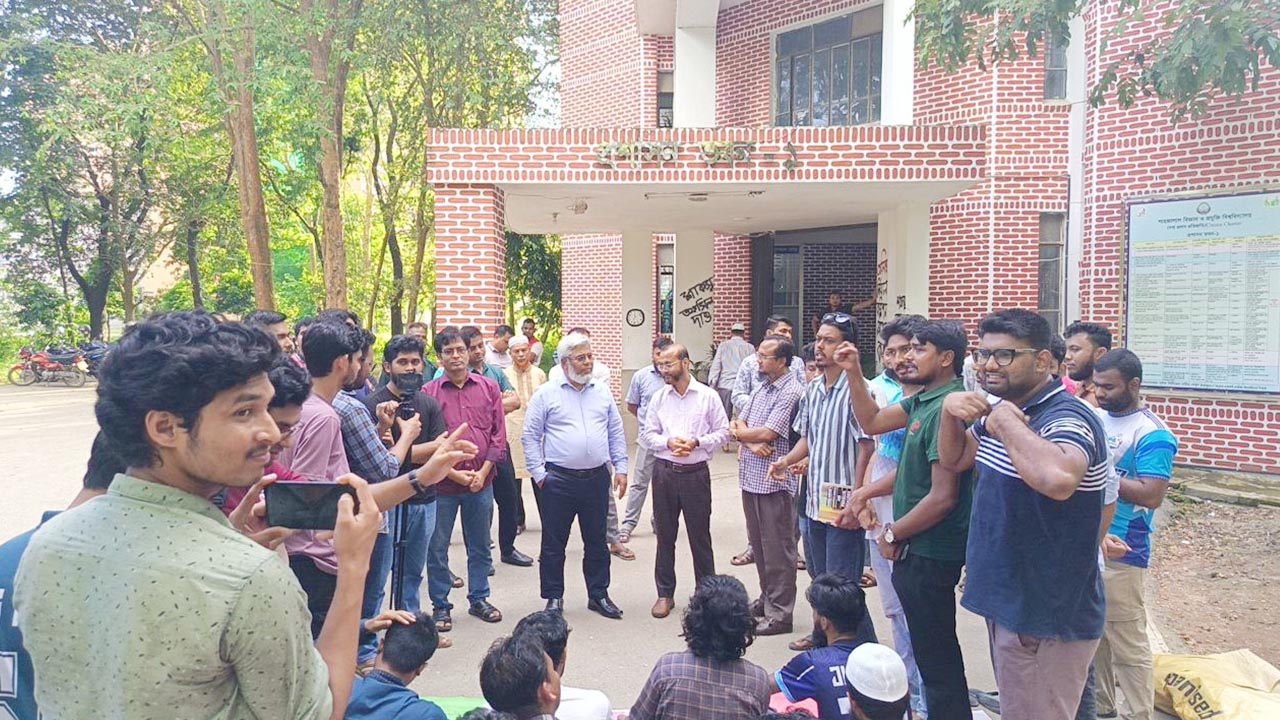 শাকসু নির্বাচনের দাবিতে শাবি শিক্ষার্থীদের অবস্থান কর্মসূচি