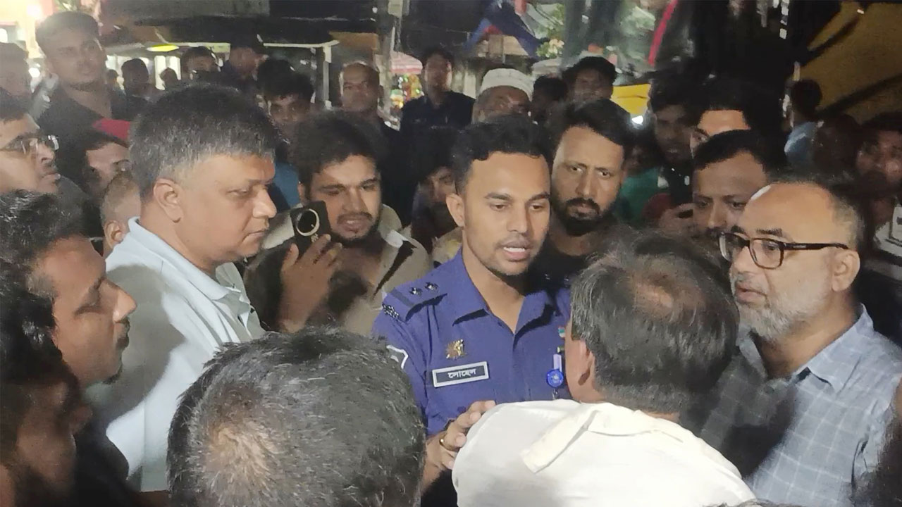 ভোক্তা অধিকার কর্মকর্তা সেজে টাকা দাবির অভিযোগে গণধোলাই