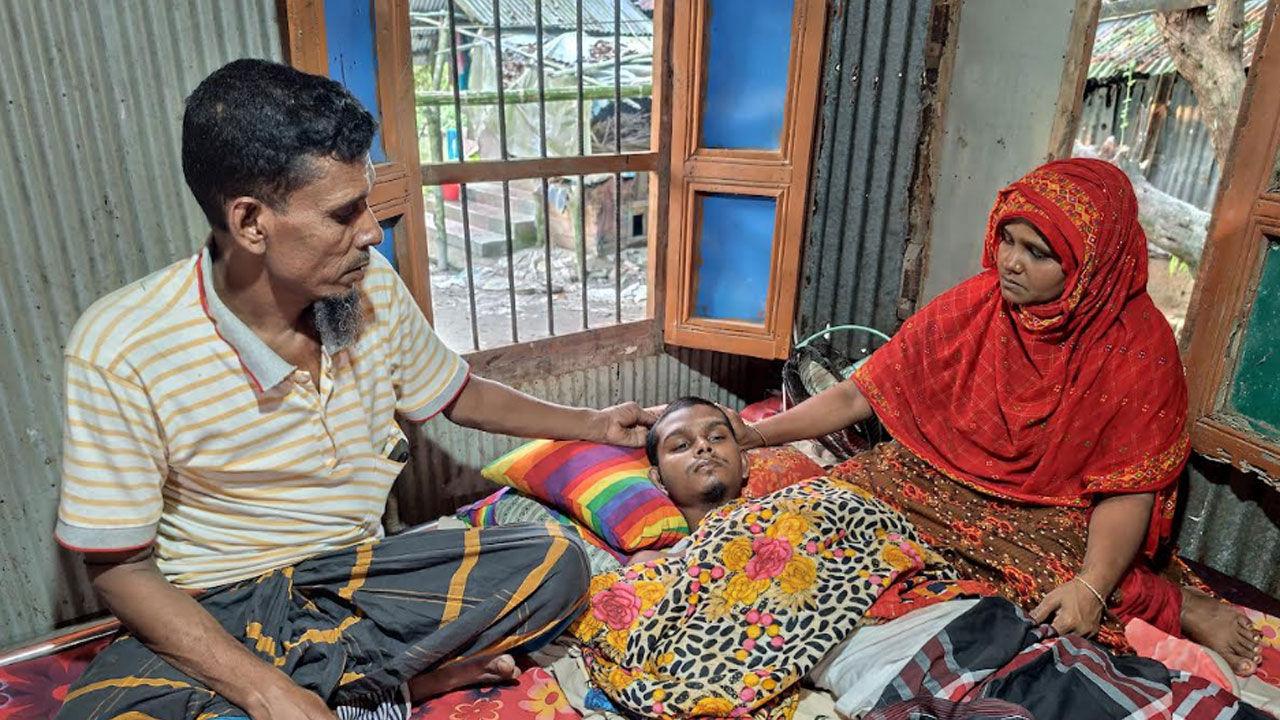 চিকিৎসা বন্ধ থাকায় কোমরের নিচে পচন ধরেছে ফরহাদের