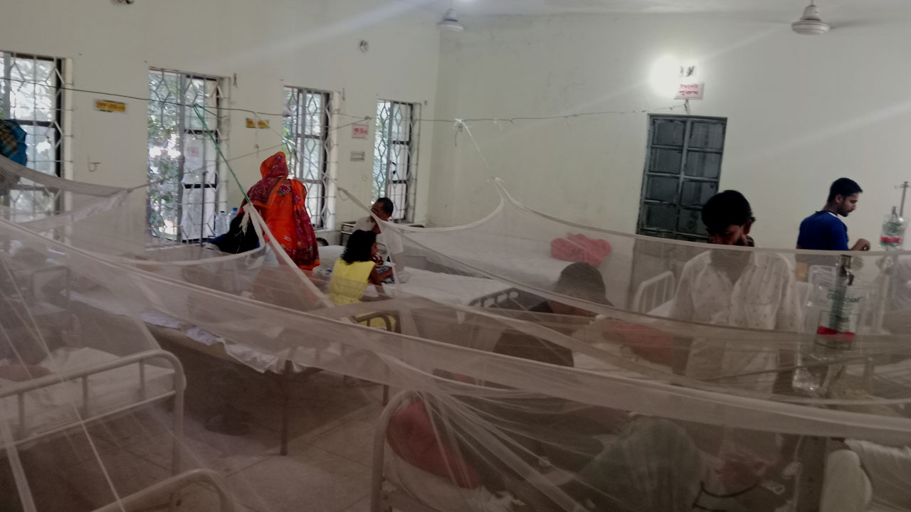 অপর্যাপ্ত আলো ও দুর্গন্ধময় ওয়ার্ডে চিকিৎসা চলছে ডেঙ্গু রোগীদের