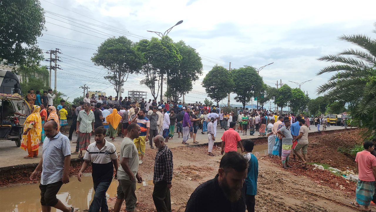 জলাবদ্ধতা নিরসনের দাবিতে ঢাকা-আরিচা মহাসড়ক অবরোধ