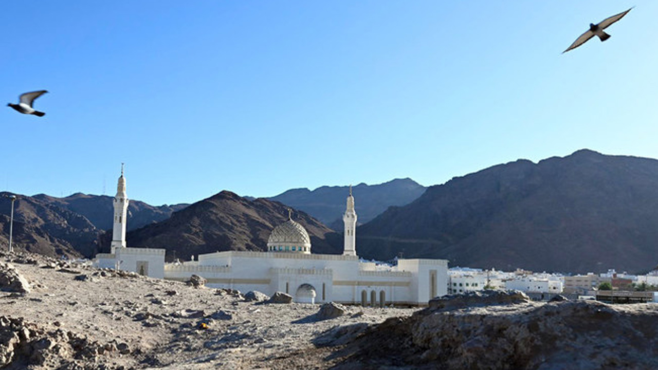 উহুদ যুদ্ধের শহীদ সাহাবিদের স্মরণে নির্মিত হয়েছে যে মসজিদ