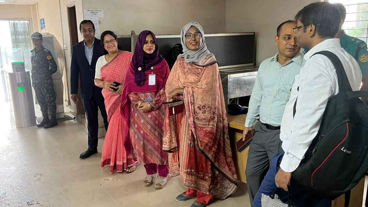 সচিবালয়ে আগতদের দেওয়া হচ্ছে কাপড়ের ব্যাগ