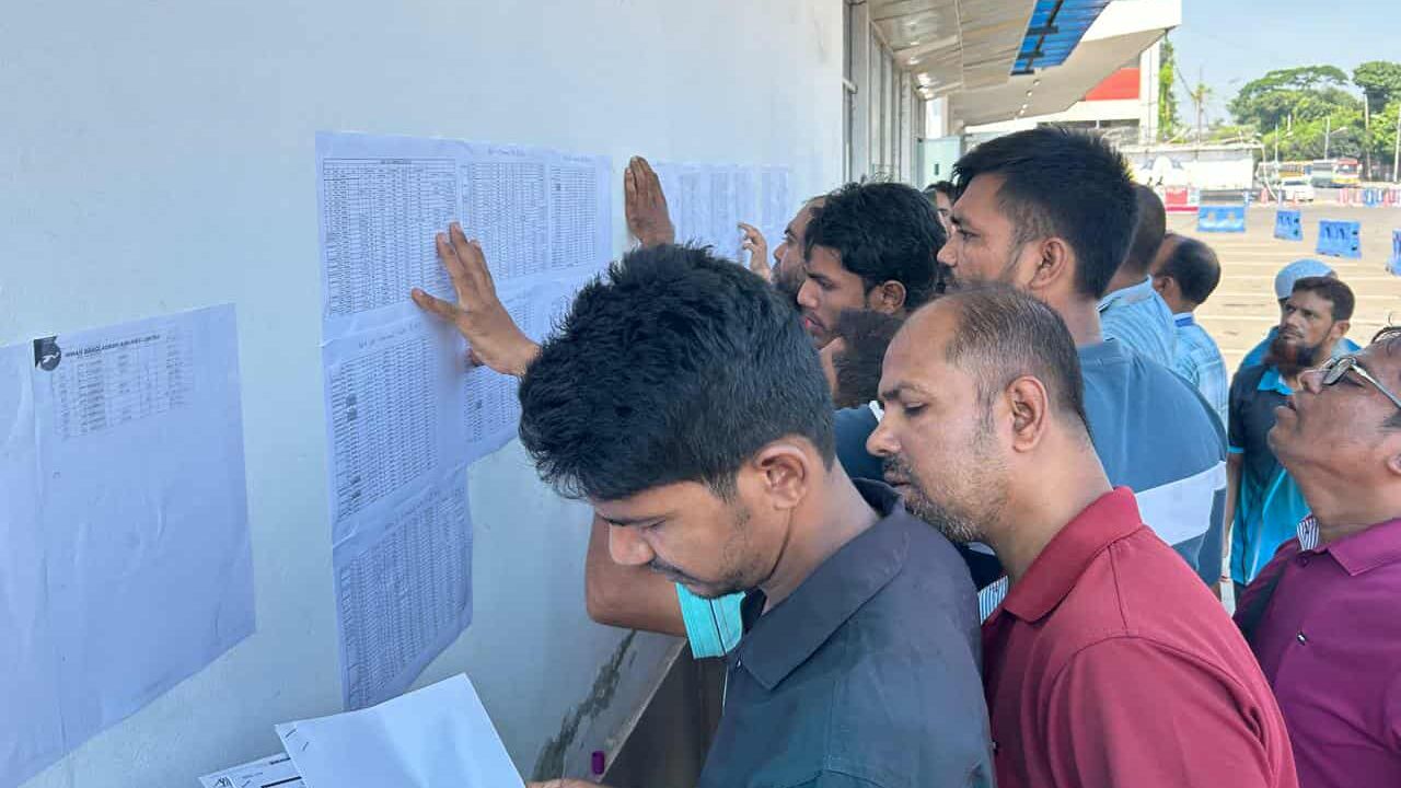 অক্ষত পণ্যের তালিকা প্রকাশ, দেয়ালে নিজের পণ্য খুঁজছেন ব্যবসায়ীরা