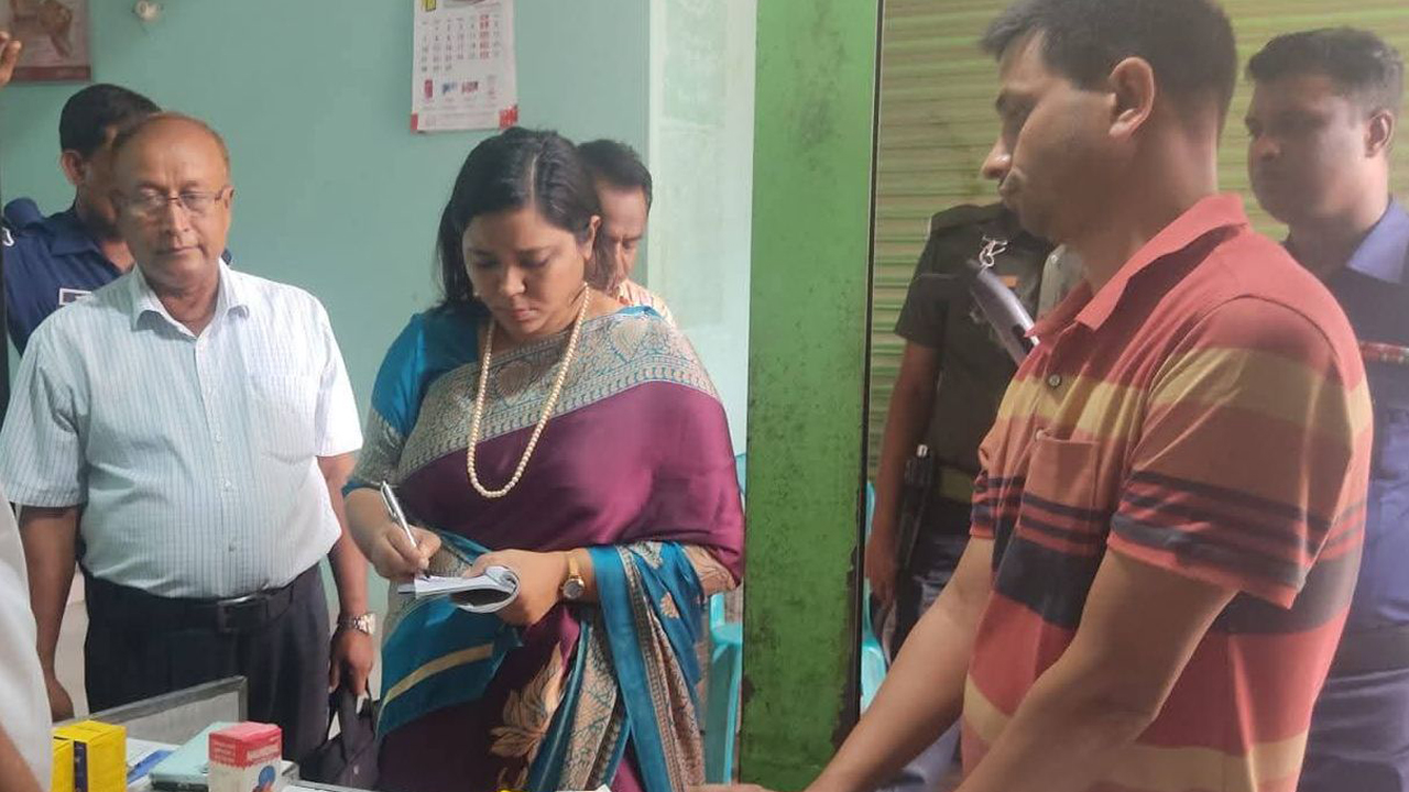 সিরাজগঞ্জে মেয়াদোত্তীর্ণ ওষুধ বিক্রি করায় ২ ফার্মেসিকে জরিমানা