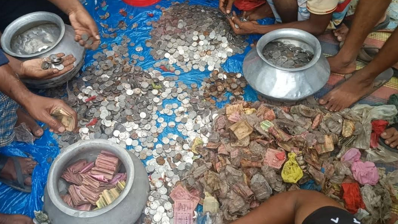 সেই ভিক্ষুকের কাছে মিলল আরও এক বস্তা টাকা!