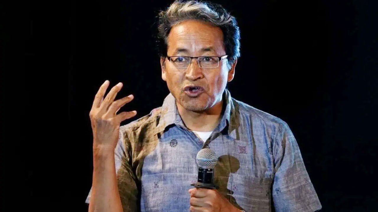 ‘থ্রি ইডিয়টসের রাঞ্চো’কে কেন আটকে রেখেছে ভারত সরকার?