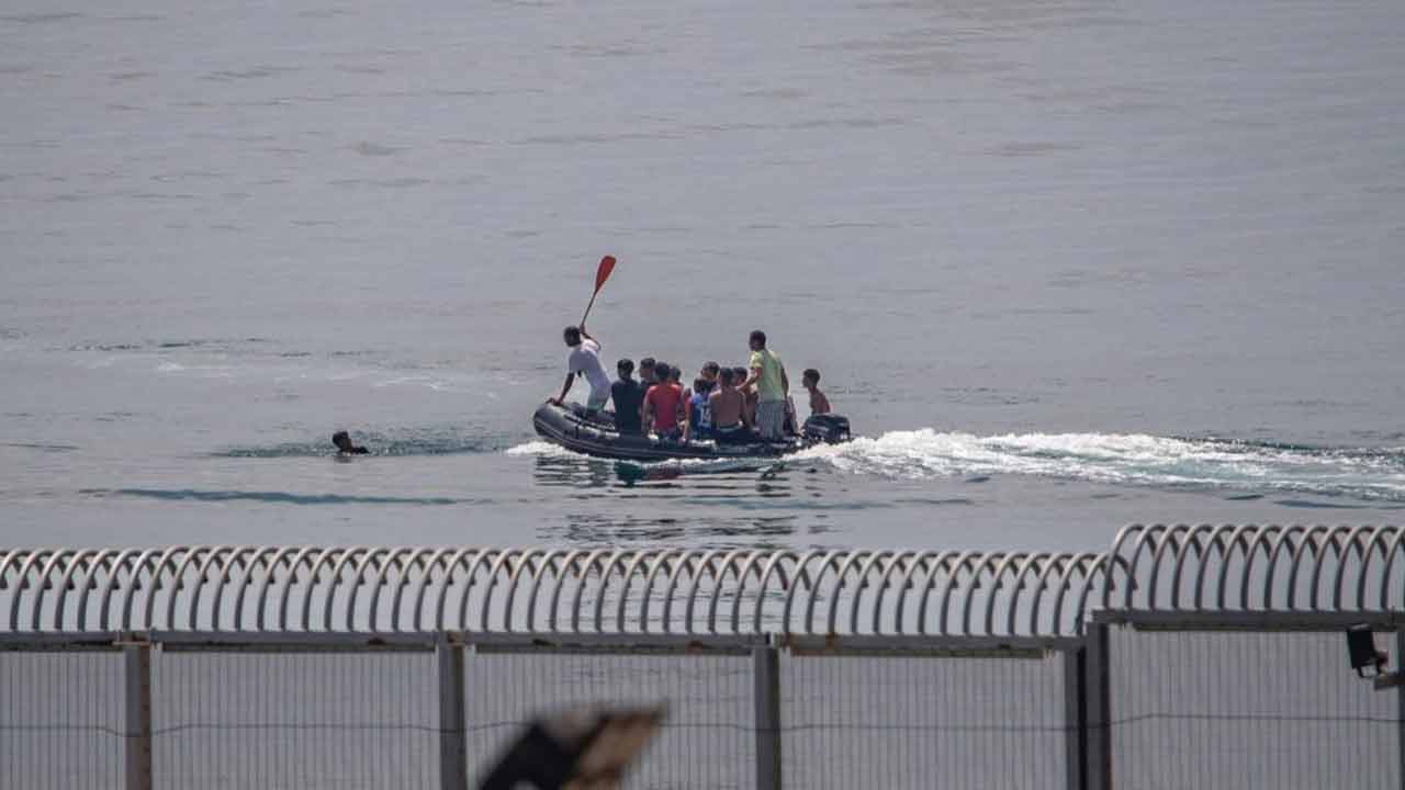 মরক্কো থেকে সাঁতার কেটে স্পেনে গেলেন মা ও ১০ বছরের সন্তান