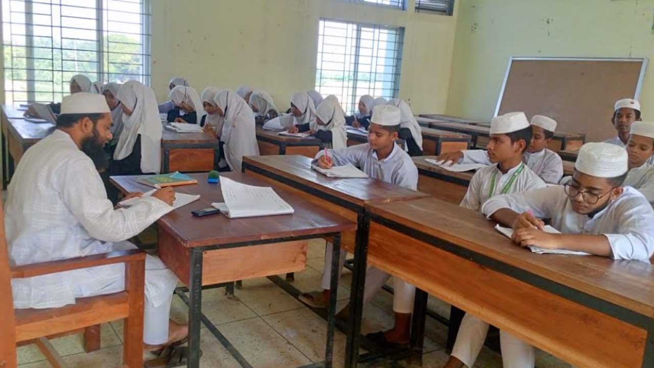 কর্মবিরতির ক্ষতি পোষাতে ছুটির দিনেও ক্লাস নিলেন এমপিওভুক্ত শিক্ষকরা