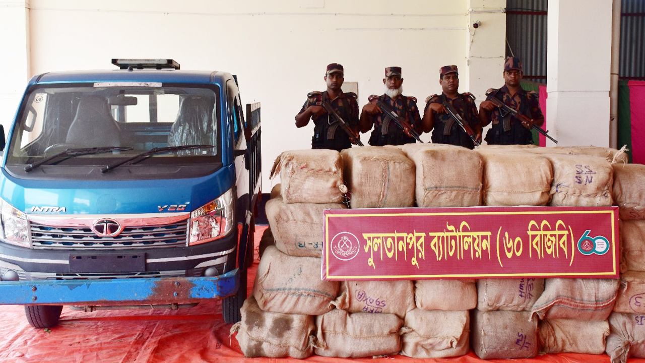 কুমিল্লা সীমান্তে ৩ কোটি টাকার ভারতীয় শাড়ি জব্দ