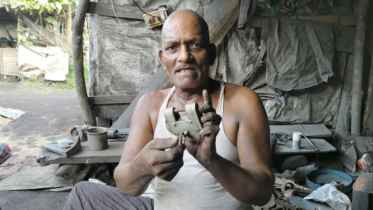 ৬০ বছর ধরে ঐতিহ্য টিকিয়ে রেখেছেন কর্মকার রাম প্রসাদ