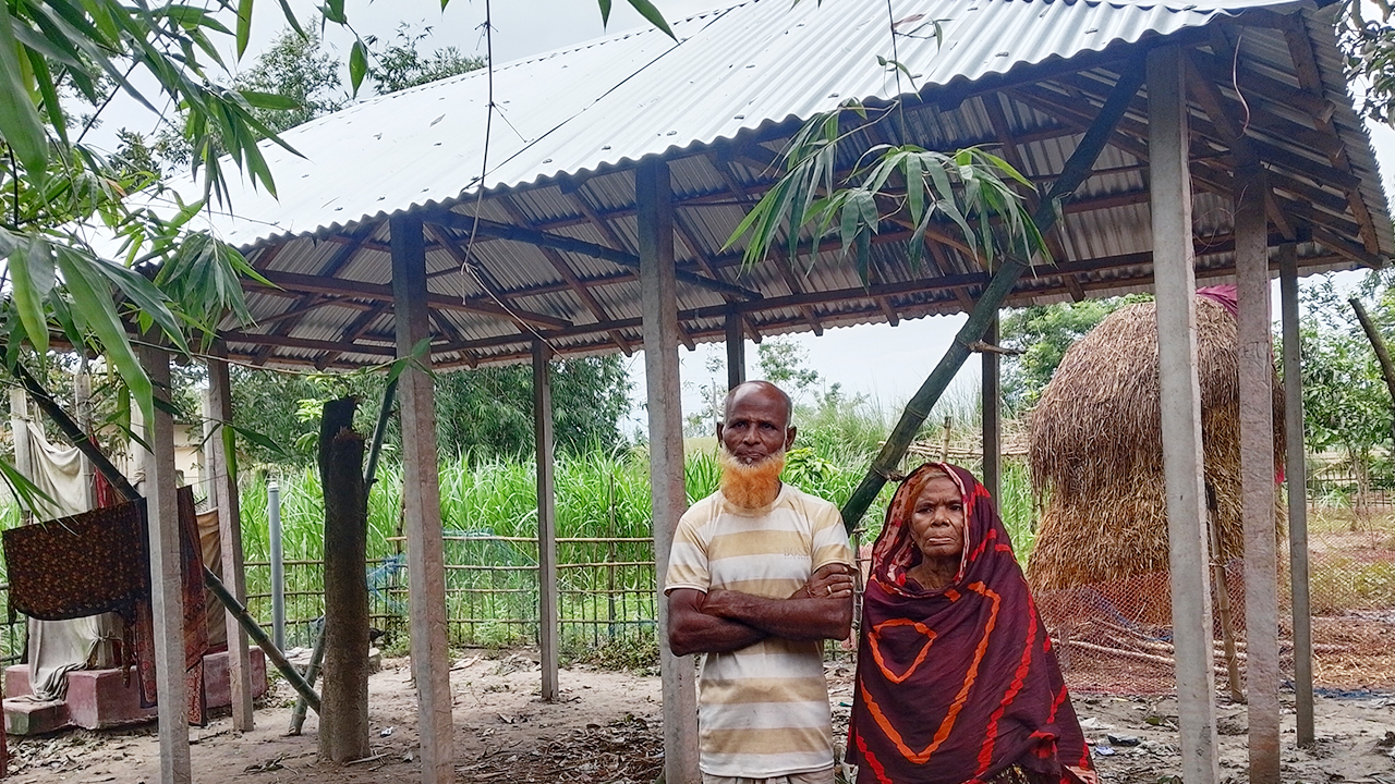 বুক দিয়ে ঘানি টানা বৃদ্ধ পাচ্ছেন নতুন ঘর