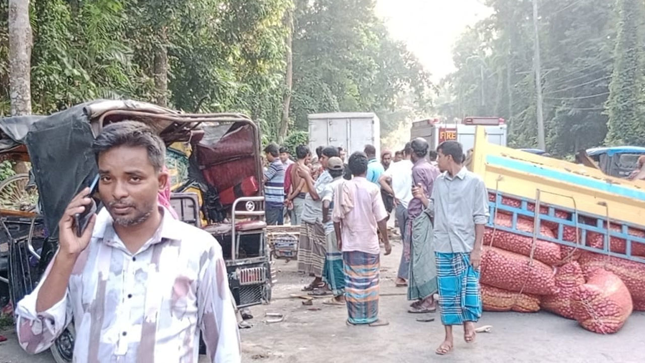 টাঙ্গাইলে পিকআপ-মাহিন্দ্রার সংঘর্ষে নিহত ২