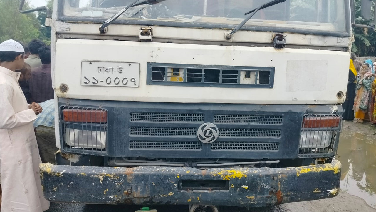 কাভার্ডভ্যানের ধাক্কায় প্রাণ গেল স্বামীর, স্ত্রী আহত 