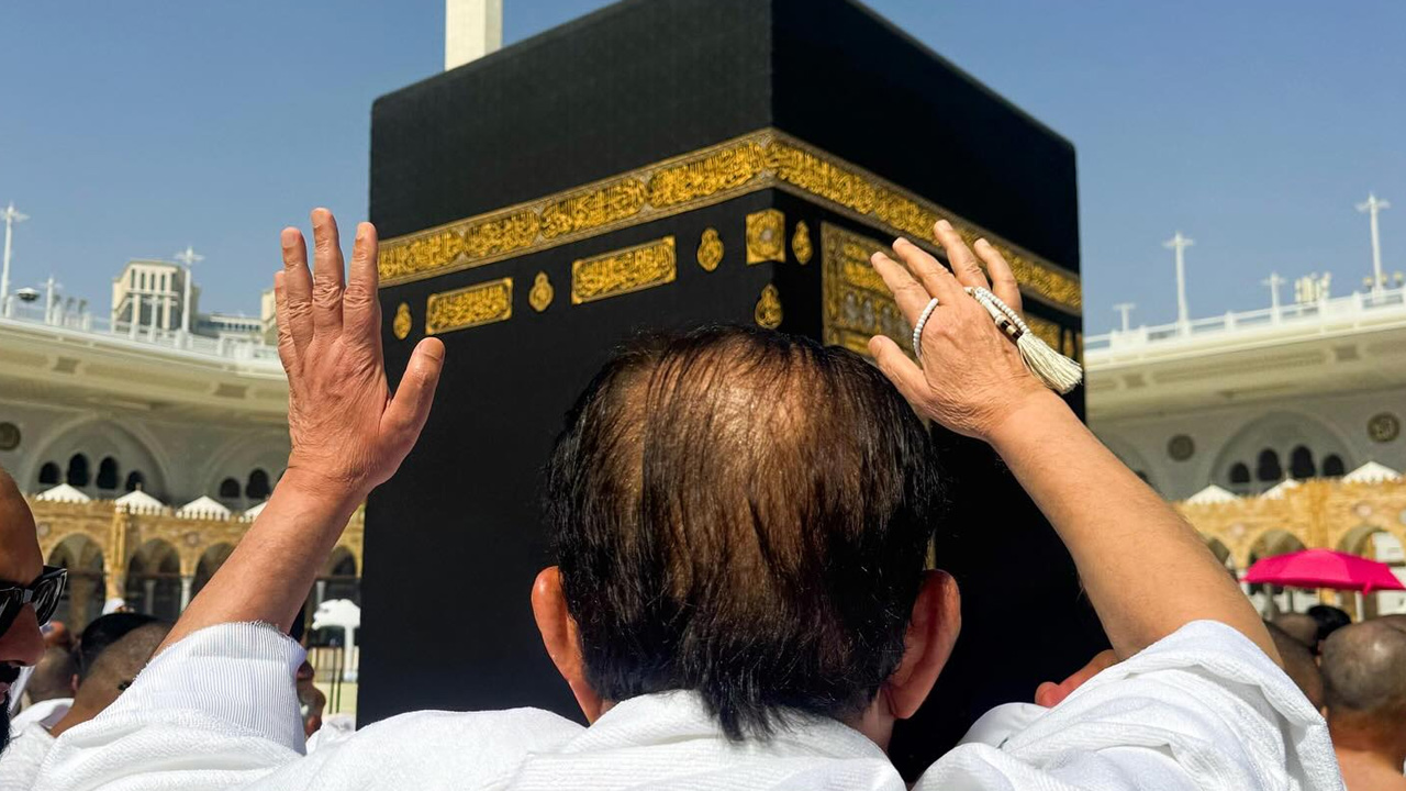 ওমরাহ করলেন মাওলানা তারিক জামিল, যে বার্তা দিলেন