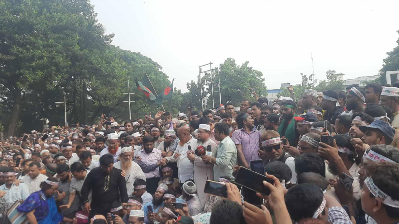 শিক্ষকদের ‘মার্চ টু যমুনা’ বিকেল ৫টা পর্যন্ত স্থগিত ঘোষণা