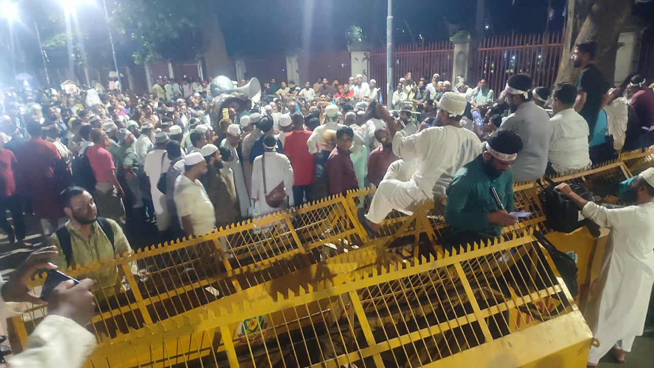 ৩য় দিনে গড়াল এমপিওভুক্ত শিক্ষকদের কর্মবিরতি, আজ শাহবাগ অবরোধ