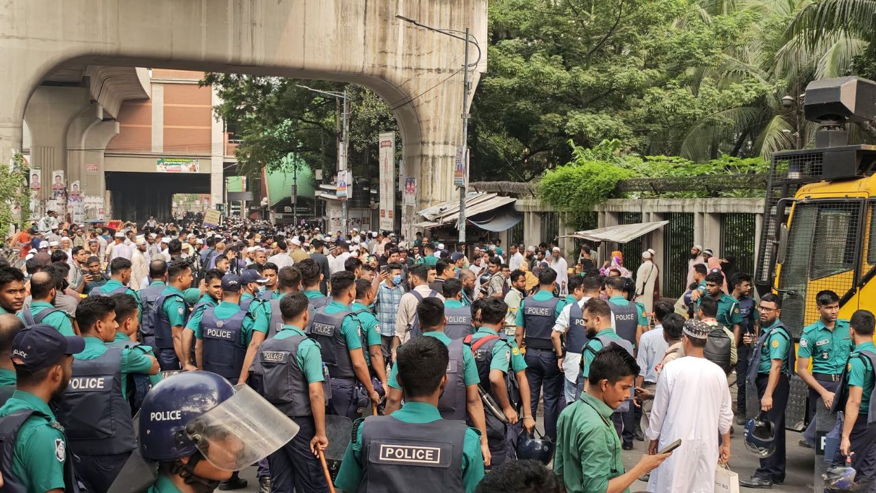 আড়াই ঘণ্টা পর সড়ক ছাড়লেন শিক্ষকরা, বৃহস্পতিবার বিক্ষোভ মিছিল 