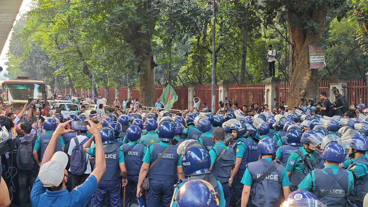 ‘মার্চ টু সচিবালয়’ ঠেকাতে শিক্ষা ভবন মোড়ে শক্ত অবস্থানে পুলিশ