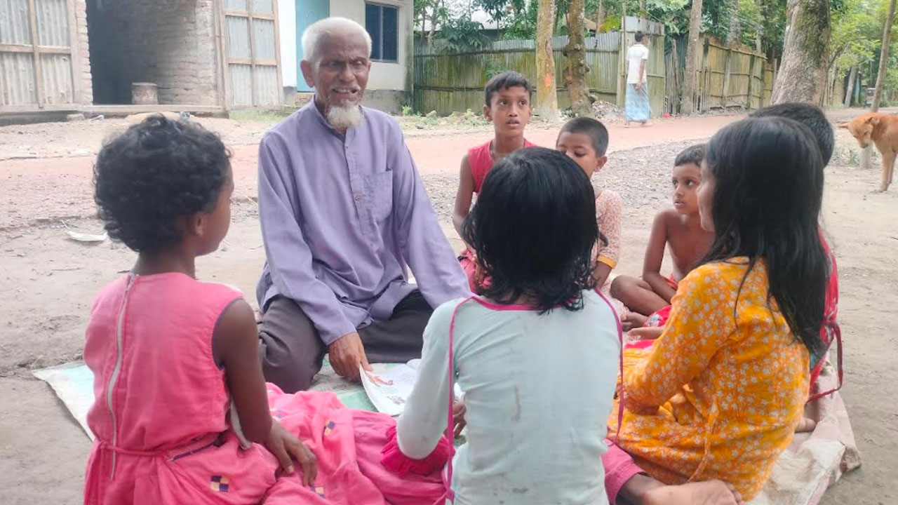 অভাবের আঁধারে শিক্ষার আলো ছড়ান ‘এক টাকার মাস্টার’ লুৎফর রহমান