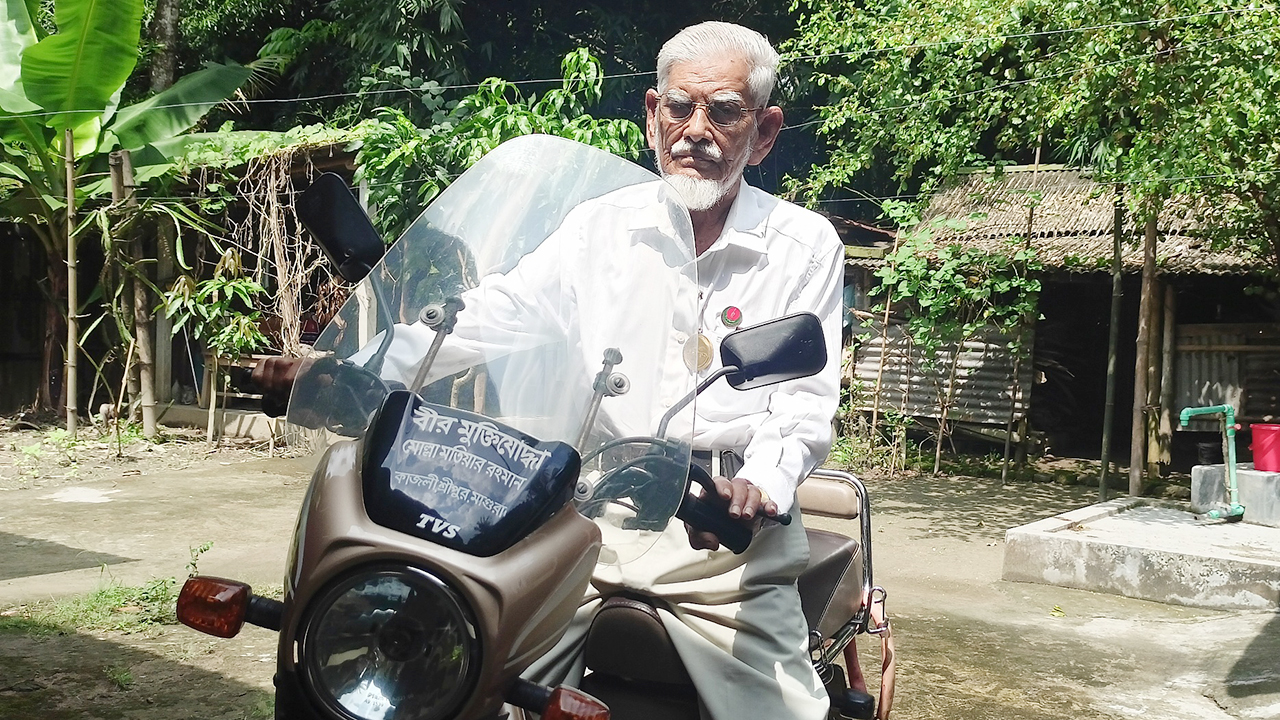 ৮৪ বছর বয়সেও মোটরসাইকেল চালিয়ে শিক্ষার্থীদের খোঁজ নেন মোল্লা মতিয়ার