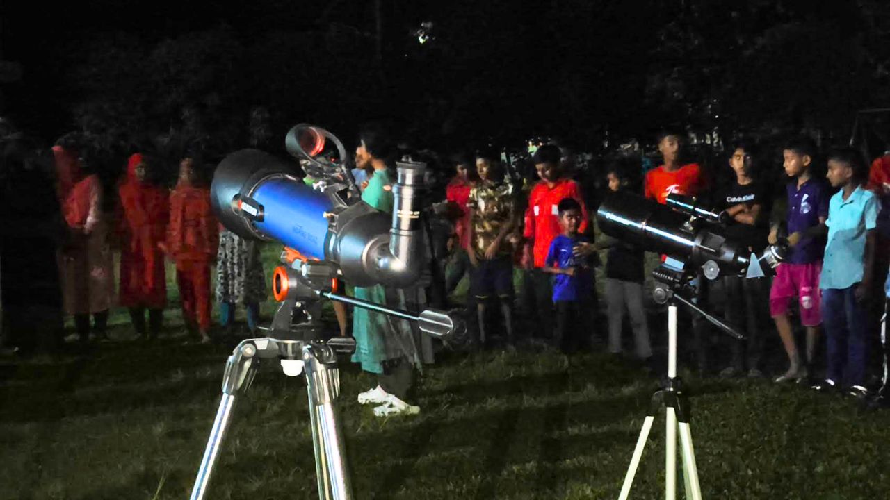 বাগেরহাটে টেলিস্কোপে মহাকাশ দেখল শিক্ষার্থীরা