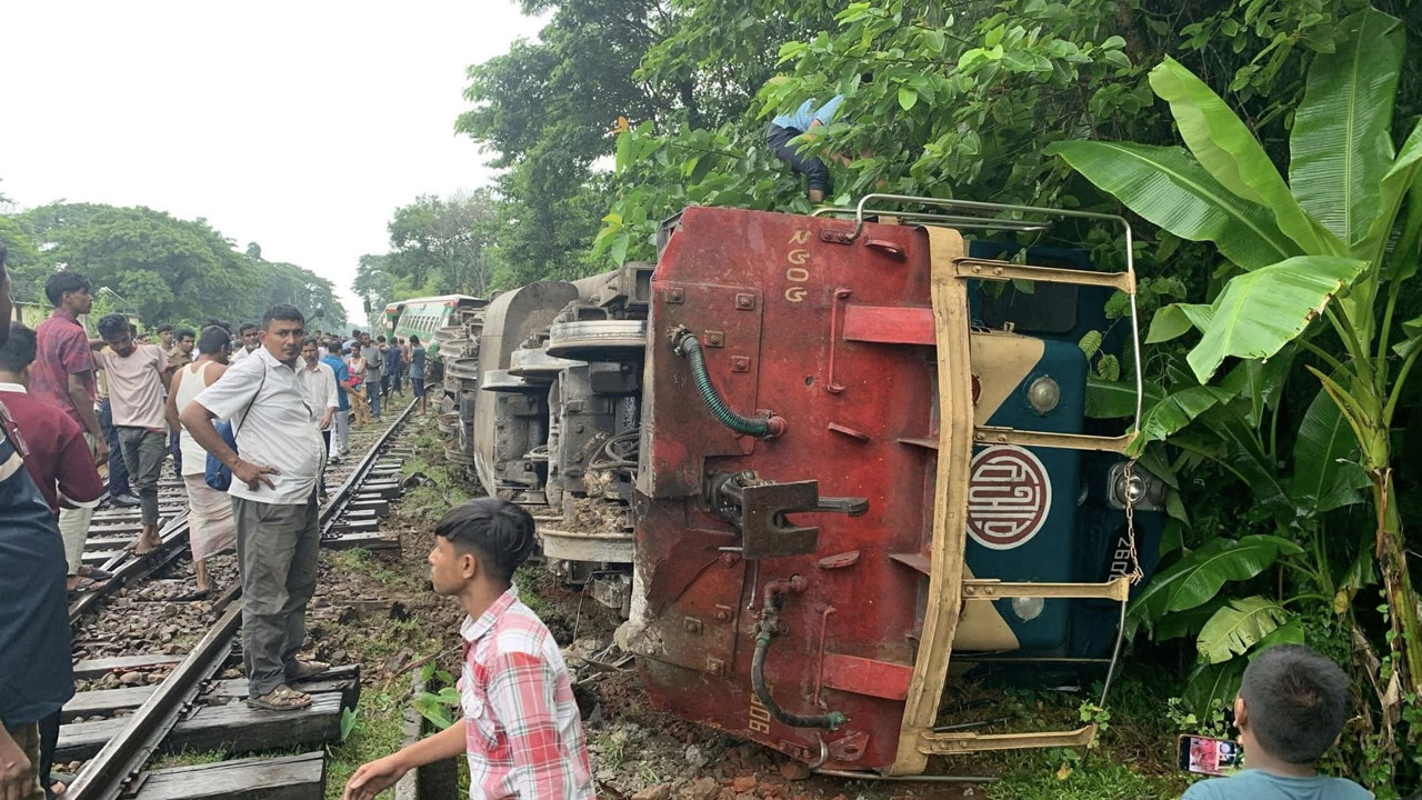 ‘উদয়ন এক্সপ্রেস’ লাইনচ্যুত, সিলেটের সঙ্গে সারা দেশের রেল যোগাযোগ বন্ধ
