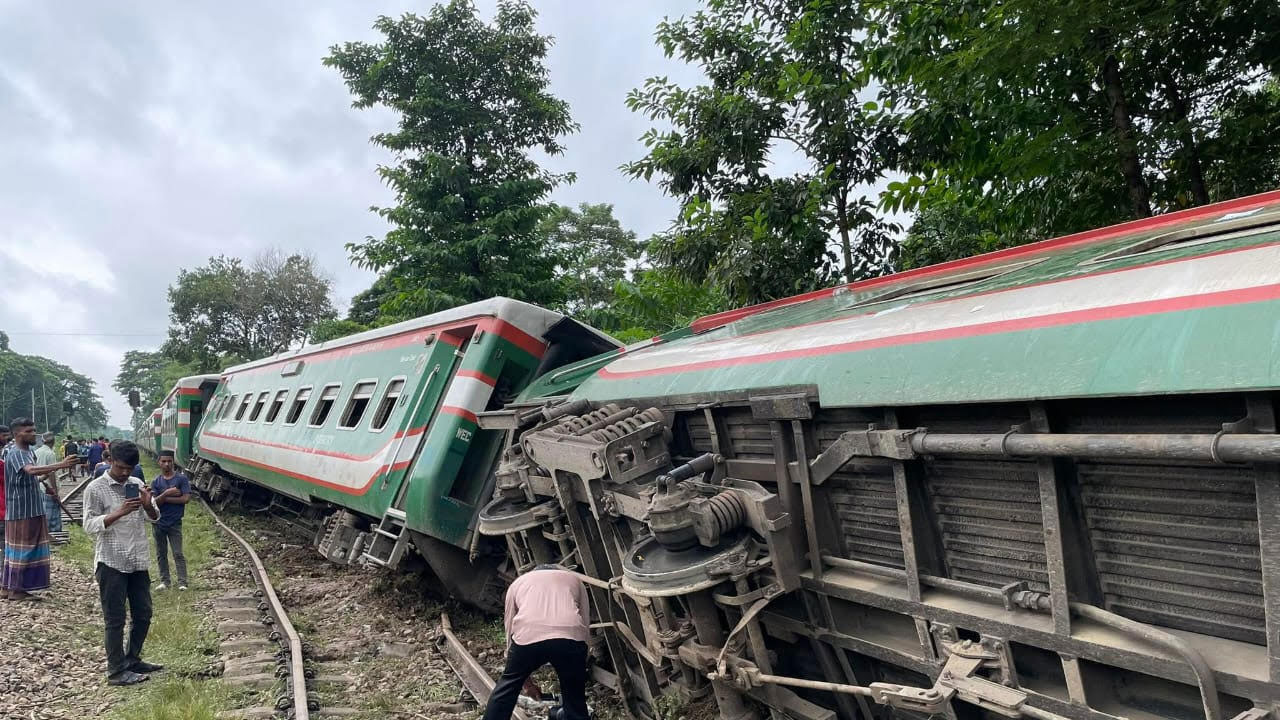 সিলেটে ট্রেন লাইনচ্যুতির ঘটনায় শিডিউল বিপর্যয়