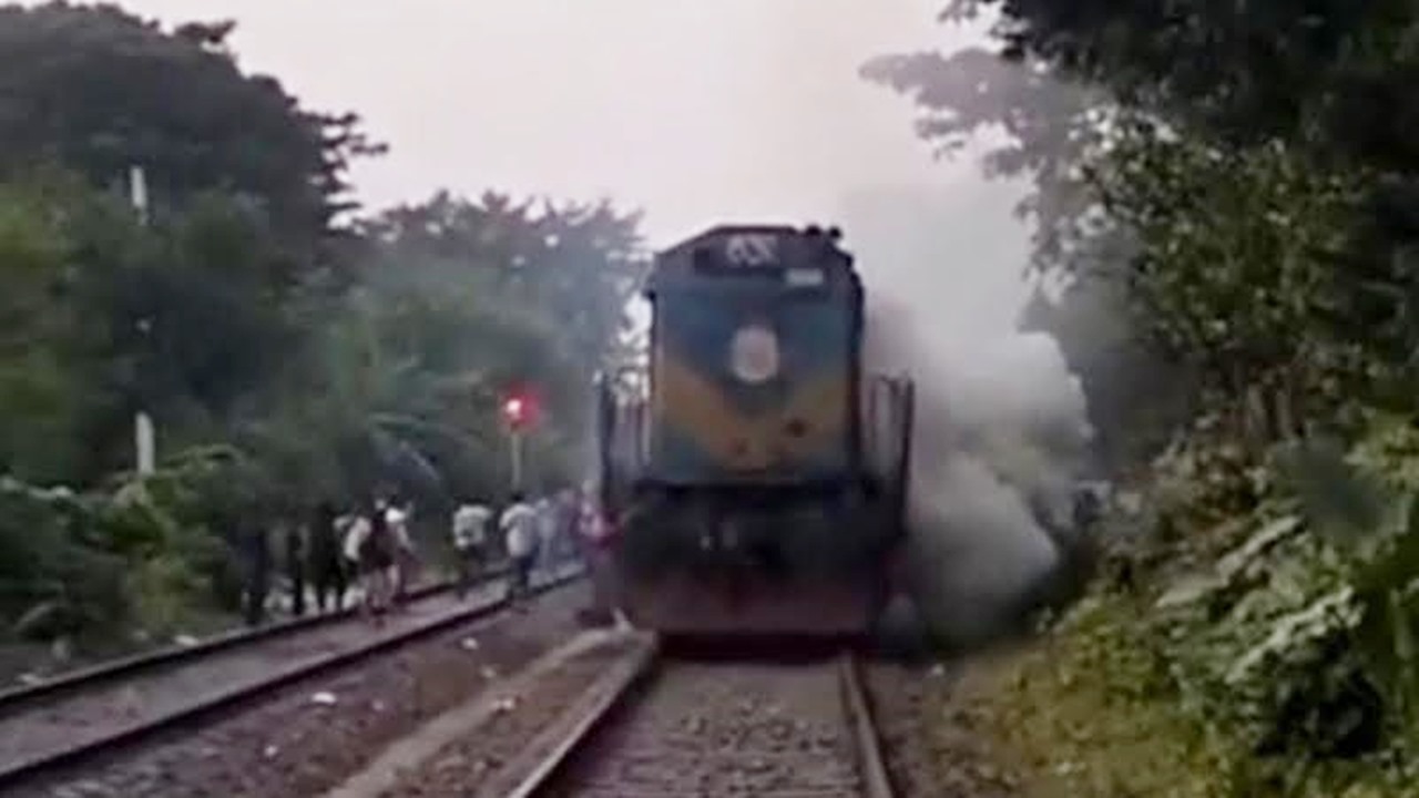 কুষ্টিয়ায় টুঙ্গীপাড়া এক্সপ্রেসের ইঞ্জিনে আগুন