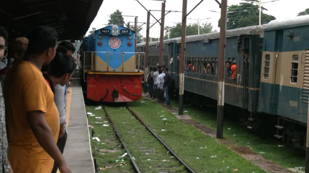 রেলপথে রংপুরের মানুষের দুর্ভোগ, টিকিট পেতে যুদ্ধ 