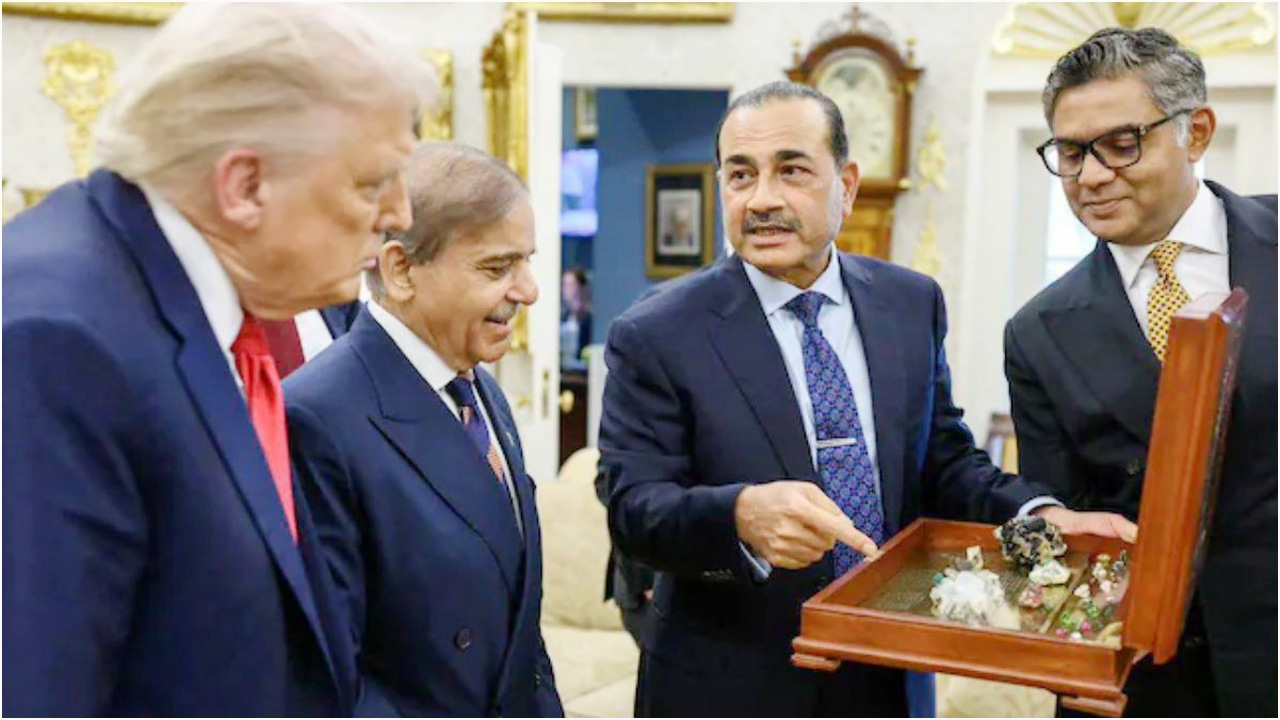 ফের পাকিস্তানের প্রধানমন্ত্রী-সেনাপ্রধানের ভূয়সী প্রশংসা করলেন ট্রাম্প