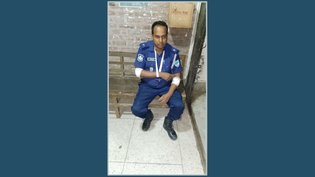 প্রতিমা বিসর্জনের বহরে বাসের ধাক্কা, পুলিশ কর্মকর্তাসহ আহত ৫