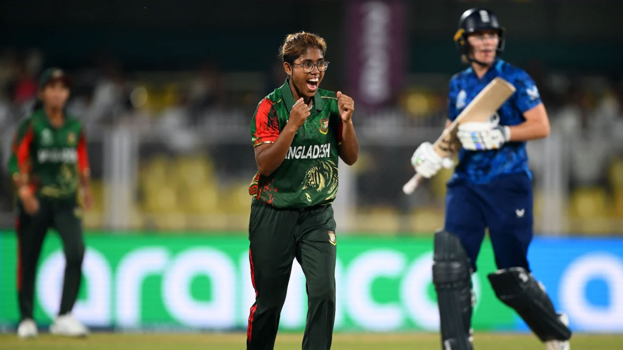 বাংলাদেশের স্পিন জাল ছিঁড়ে কোনোরকমে বেরিয়ে গেল ইংল্যান্ড