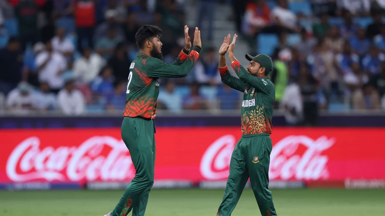 ৪ বলের ব্যবধানে ২ উইকেট হারিয়ে চাপে আফগানিস্তান