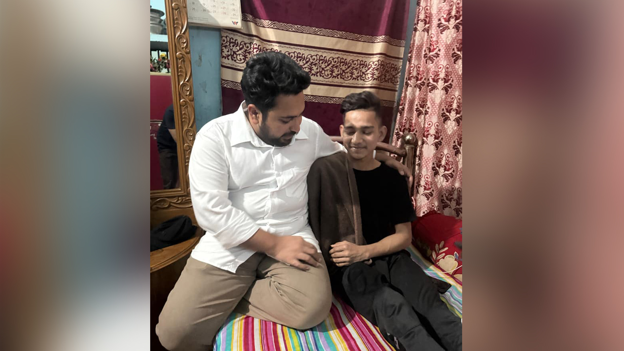 আহত জুলাইযোদ্ধা আতিকুলের সঙ্গে দেখা করলেন নাহিদ ইসলাম
