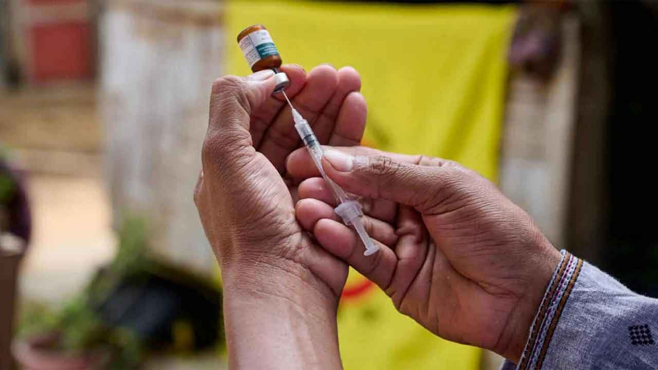 উৎসাহ-আনন্দে টিকা নিচ্ছে শিক্ষার্থীরা