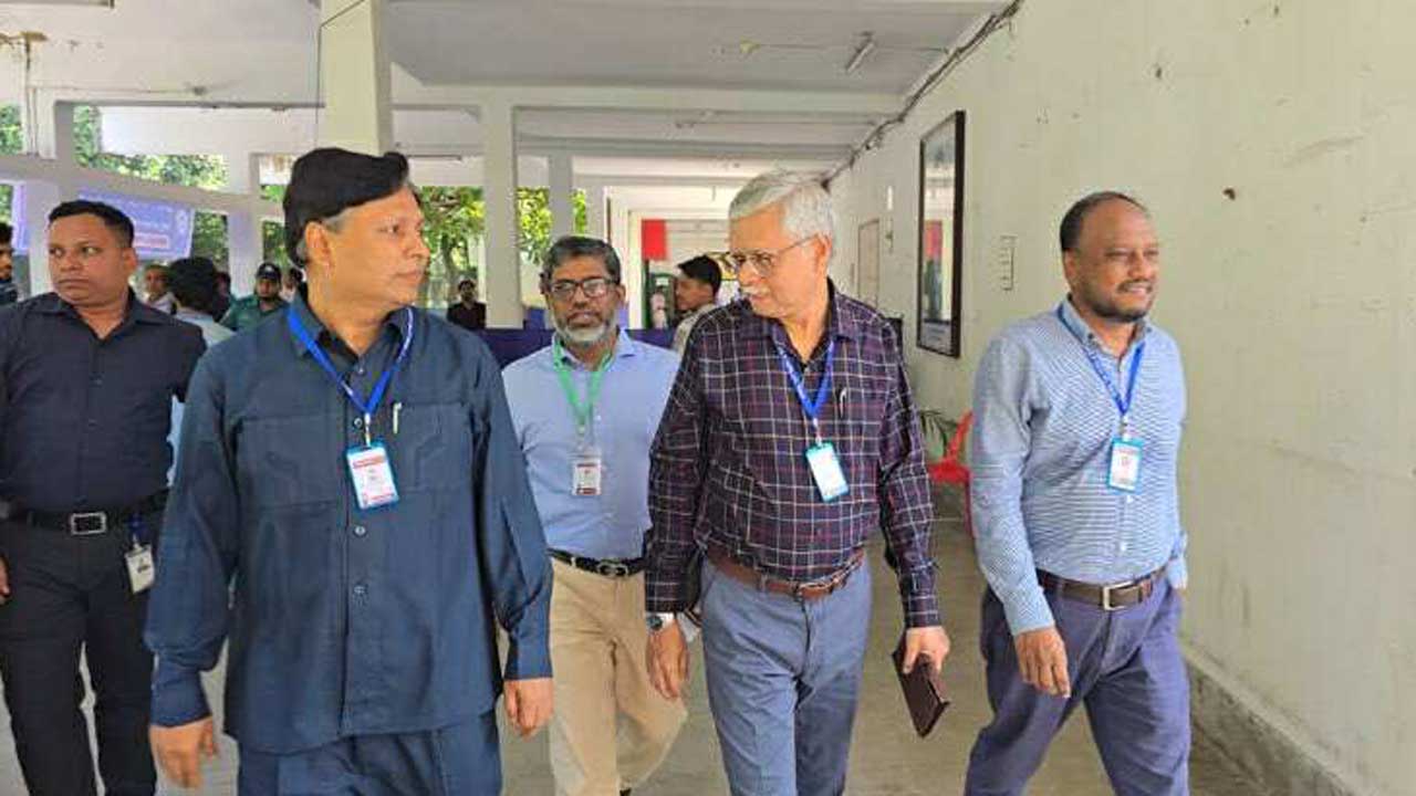 ‘একটু শুকানোর সময় দেন, কালি উঠবে না’