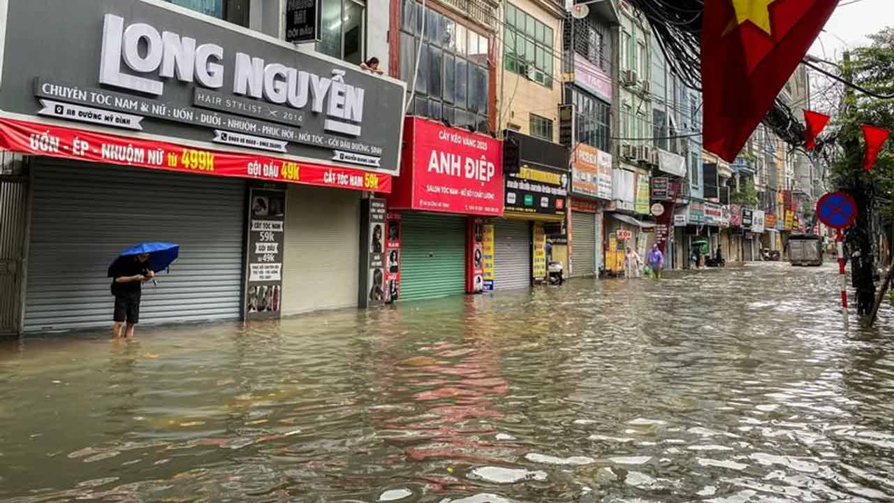 একদিনে ১০০০ মিমি বৃষ্টিপাত, ভয়াবহ বন্যা-লক্ষাধিক ঘরবাড়ি প্লাবিত