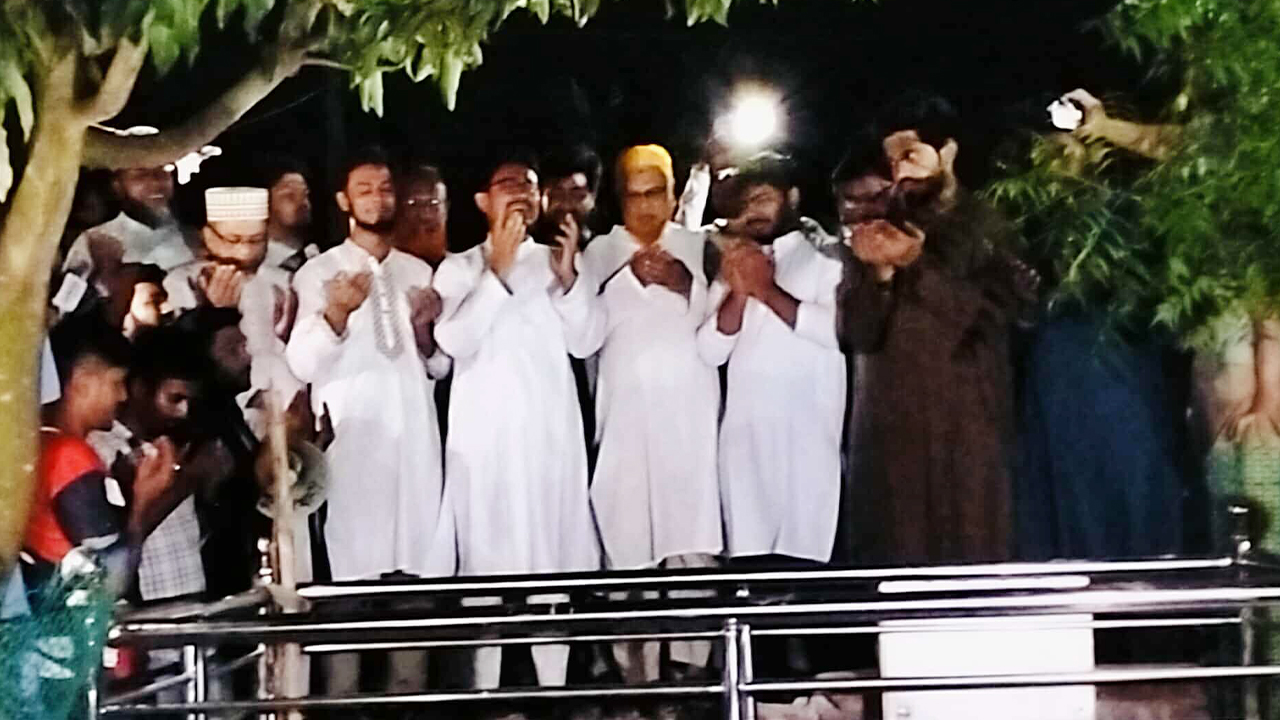 আবরার ফাহাদের কবরের পাশে দাঁড়িয়ে কাঁদলেন ডাকসু ভিপি সাদিক