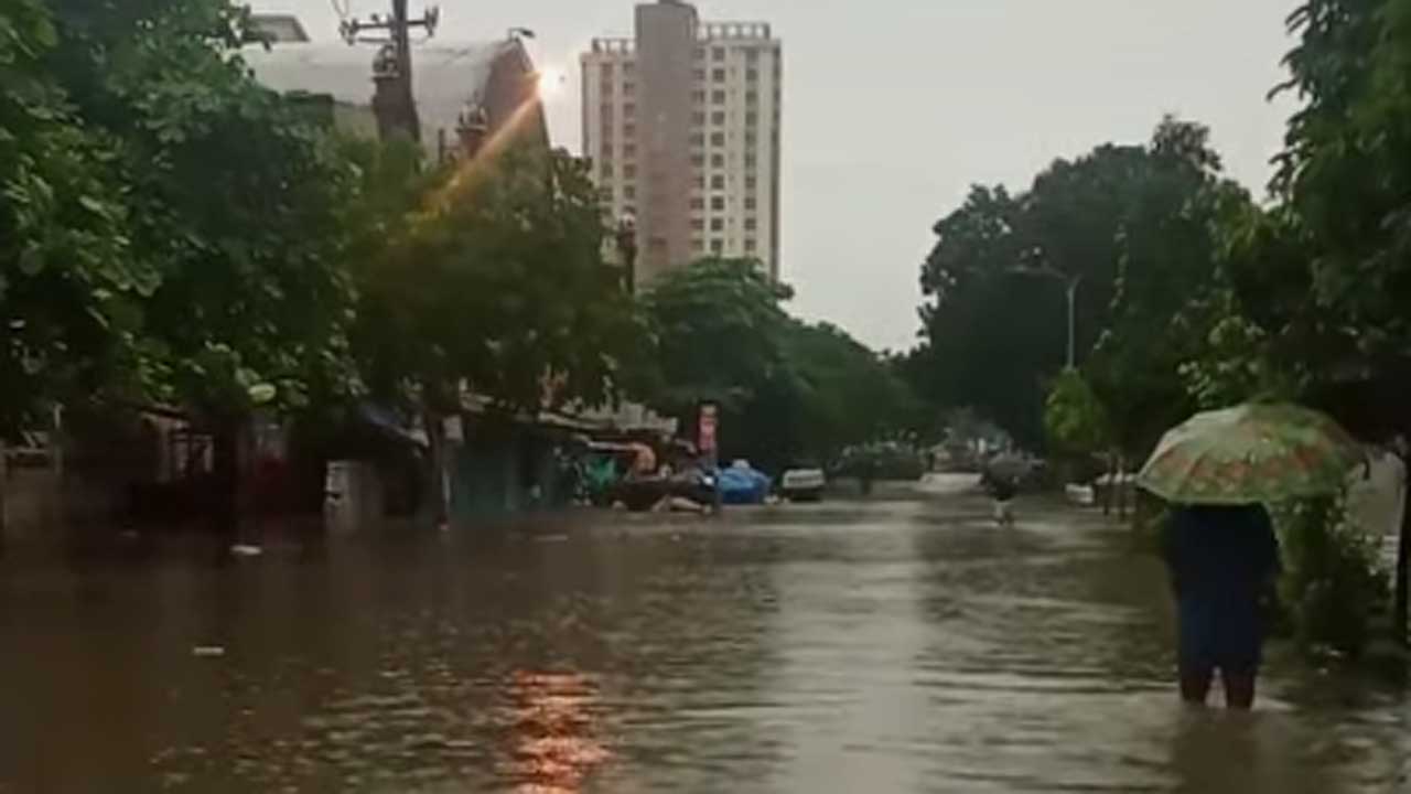 ৮ বিভাগেই ভারী বৃষ্টির সতর্কতা, ভূমিধস-জলাবদ্ধতার শঙ্কা