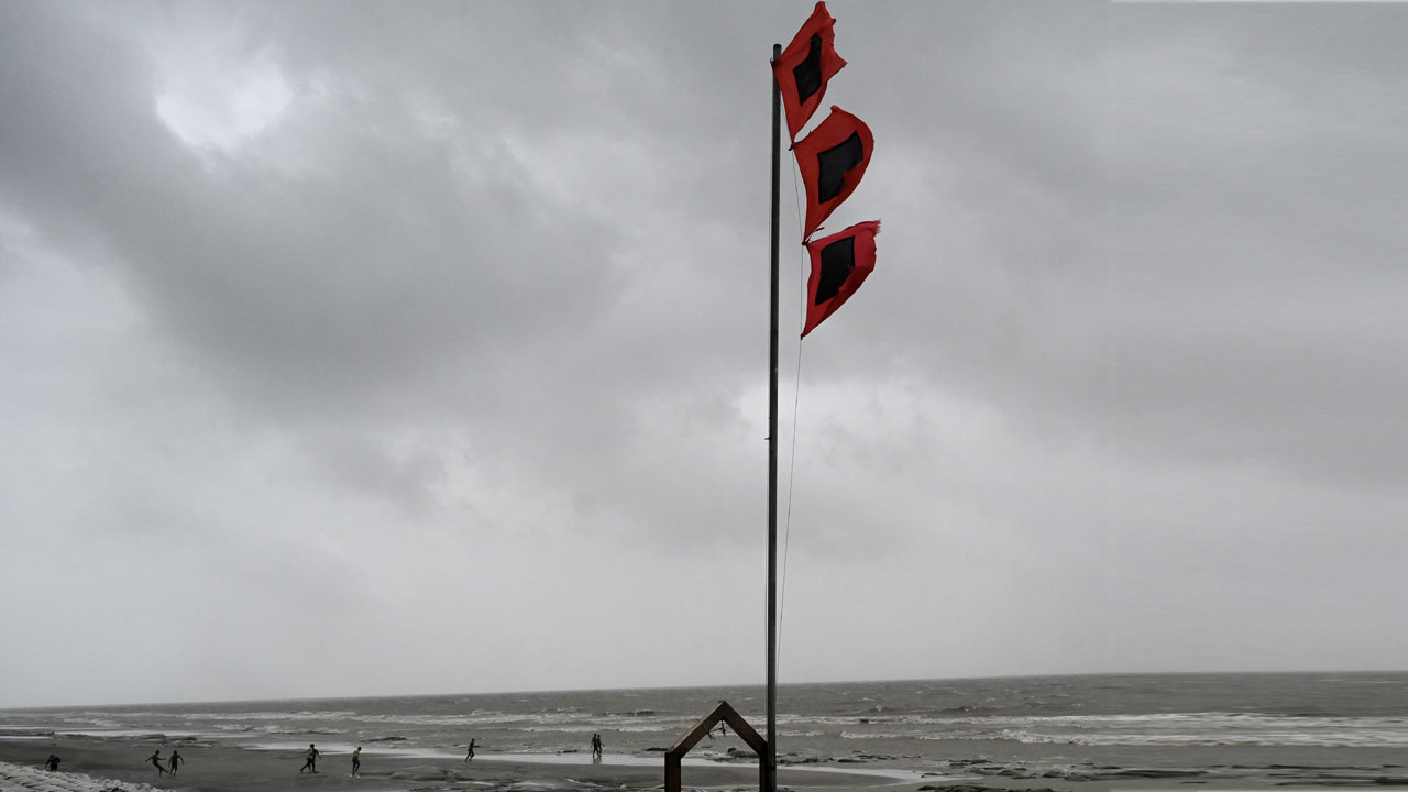বঙ্গোপসাগরে নিম্নচাপ, সমুদ্রবন্দরে ৩ নম্বর সতর্ক সংকেত