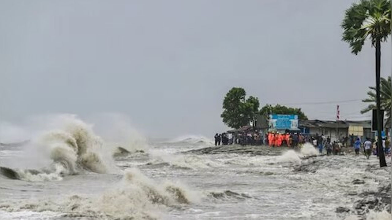 সমুদ্রবন্দর থেকে নামল সতর্ক সংকেত