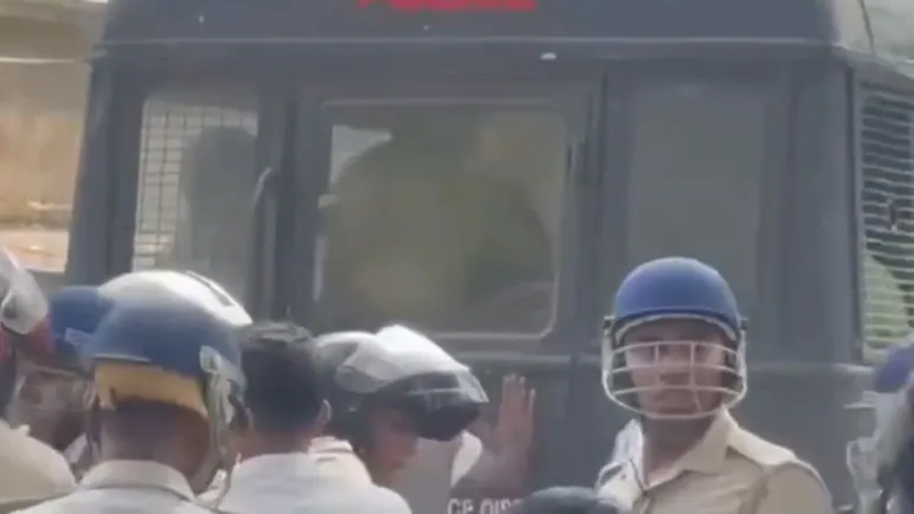 পশ্চিমবঙ্গে পুলিশ ভ্যানে কালী দেবীর প্রতিমা নেওয়ায় উত্তেজনা